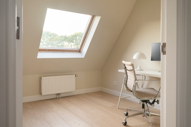 Minimalistisch appartement met hoge plafonds kantoor