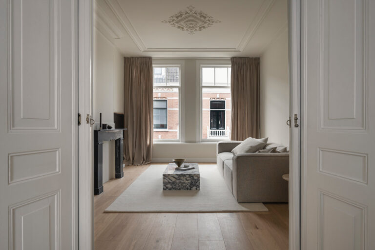 Minimalistisch appartement met hoge plafonds