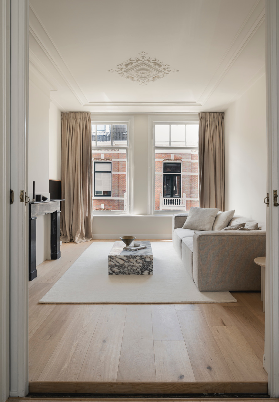 Minimalistisch appartement met hoge plafonds