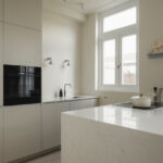 Minimalistisch appartement met hoge plafonds keuken