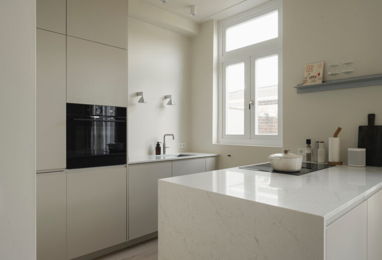 Minimalistisch appartement met hoge plafonds keuken