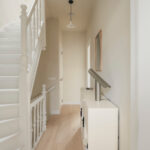 Minimalistisch appartement met hoge plafonds trap