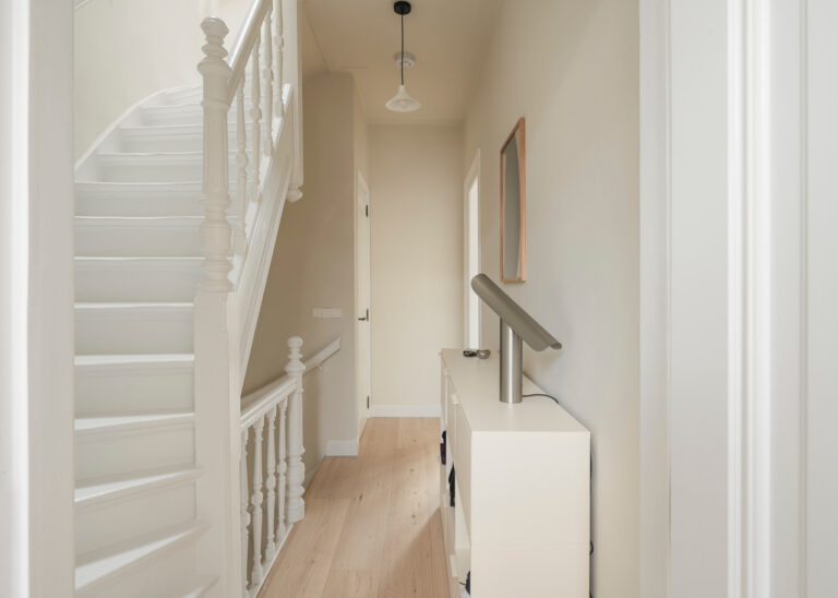 Minimalistisch appartement met hoge plafonds trap