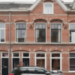 Minimalistisch appartement met hoge plafonds