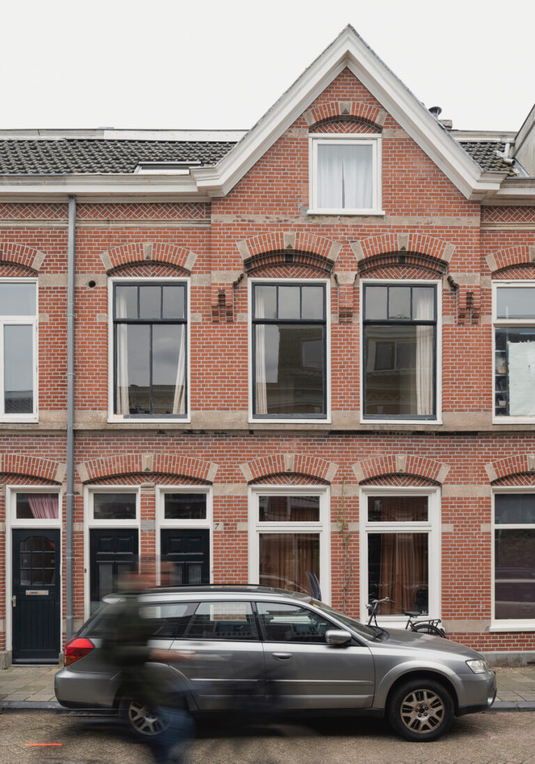 Minimalistisch appartement met hoge plafonds