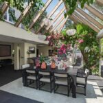 Serre met tropische binnentuin