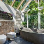 Serre met tropische binnentuin bad