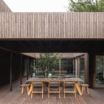 Villa met houten architectuur buiten recht aanzicht