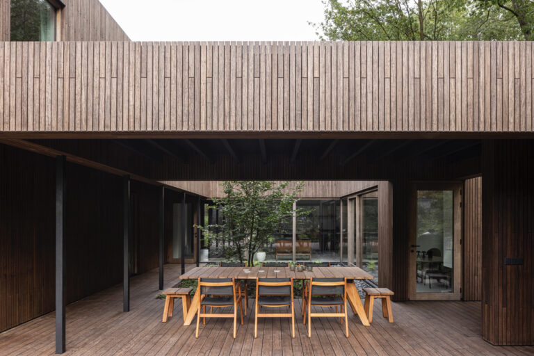 Villa met houten architectuur buiten recht aanzicht