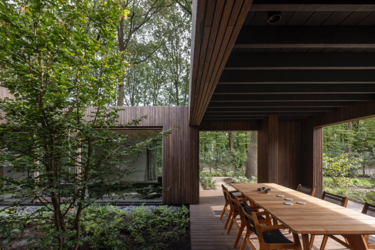 Villa met houten architectuur buiten