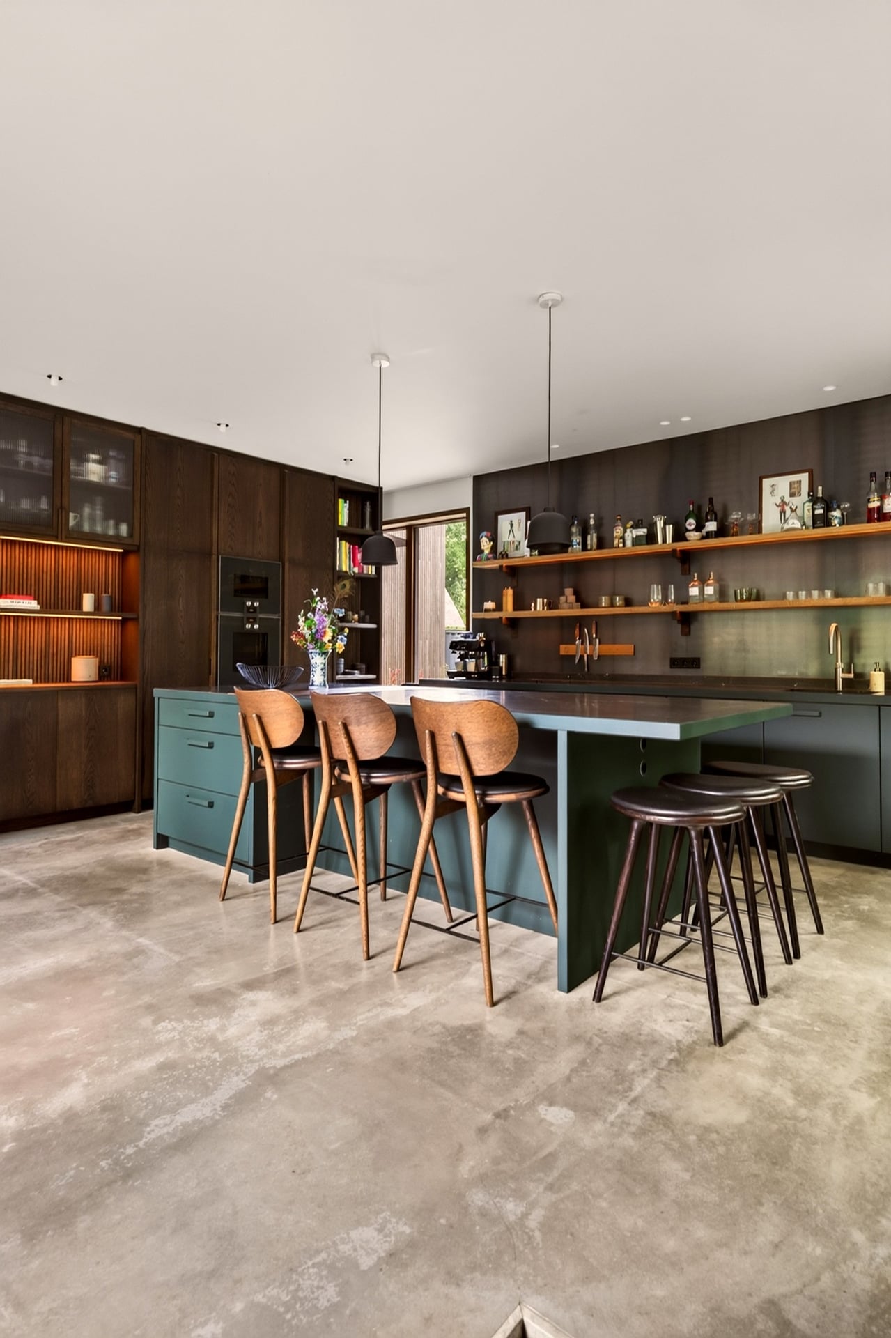 Villa met houten architectuur keuken
