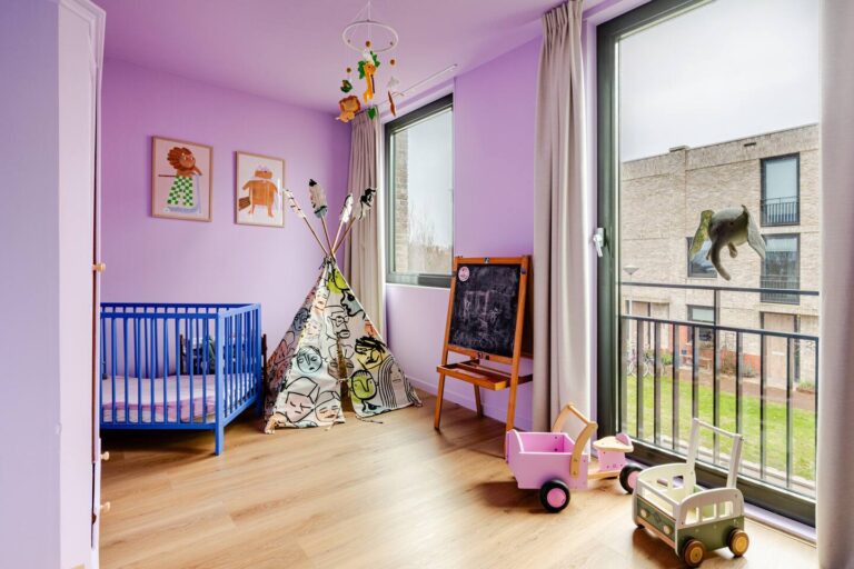 Kleurrijk familiehuis kinderkamer paars