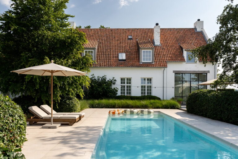 Kleurrijke villa met zwembad
