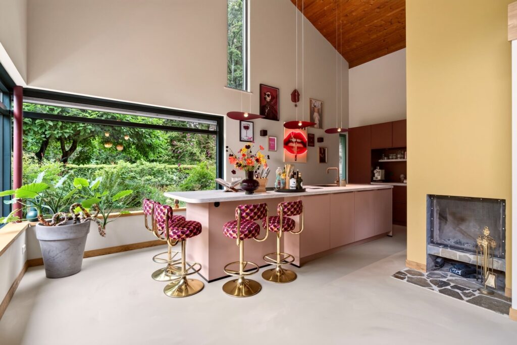 Retro interieur met vide keuken