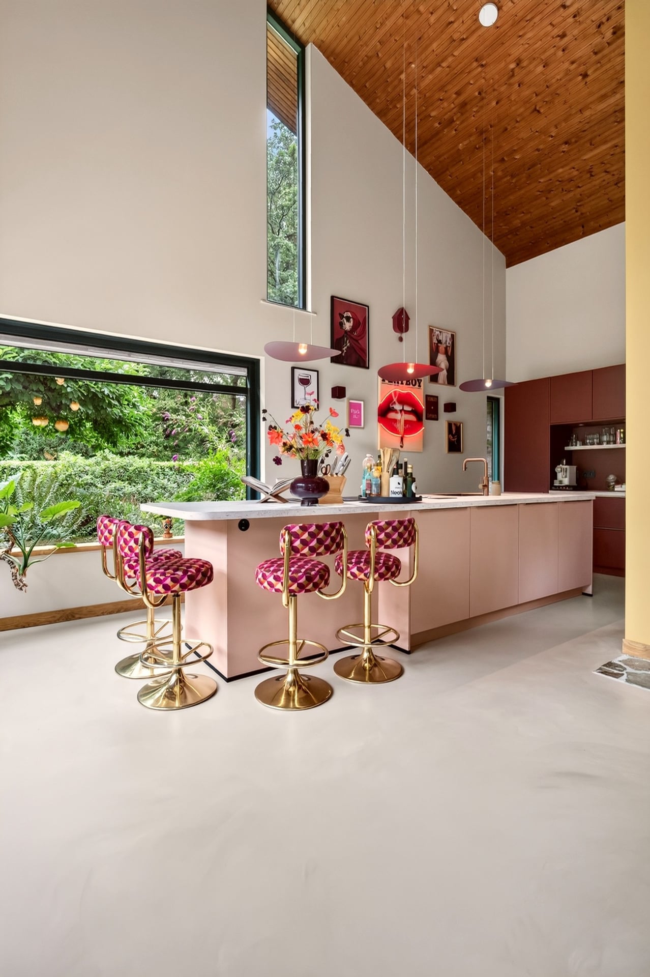 Retro interieur met vide keuken