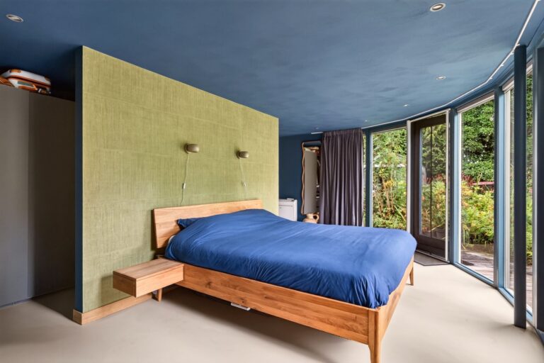 Retro interieur met vide slaapkamer
